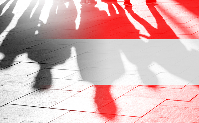 Bild zeigt österreichische Flagge und Menschenschatten
