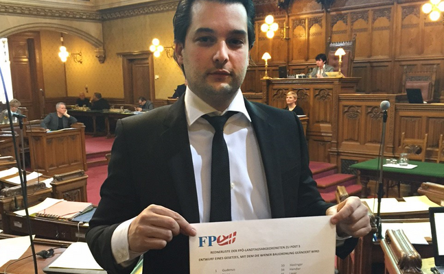 KO Dominik Nepp zeigt die Rednerliste für die lange Nacht der Bürgerrechte
