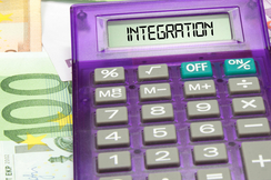 Das Bild zeigt Euroscheine und einen Taschenrechner mit dem Schriftzug „Integration“, symbolisierend die Verbindung von Finanzen und kalkulierter Planung.