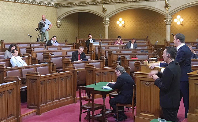 Bild vom leeren Gemeinderatssitzungssaal 