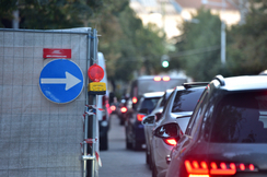 Bild zeigt eine Baustelle und Autos