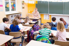 Bild zeigt ein Klassenzimmer mit Schülern