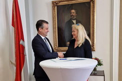 Bild zeigt Wiens FPÖ-Chef Dominik Nepp händeschüttelnd mit der Chefin der Berliner AfD, Kristin Brinker