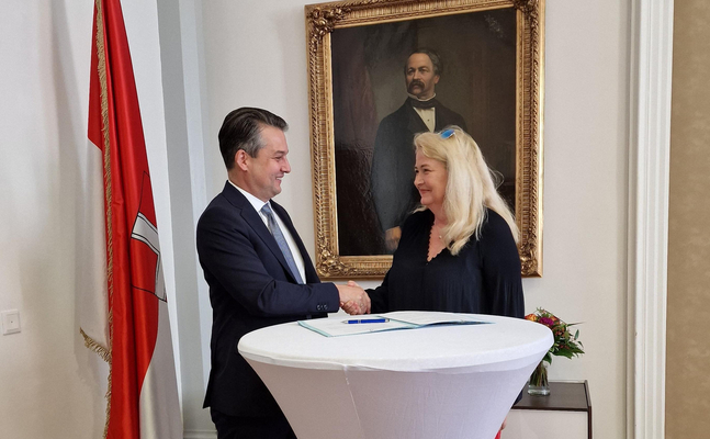 Bild zeigt Wiens FPÖ-Chef Dominik Nepp händeschüttelnd mit der Chefin der Berliner AfD, Kristin Brinker