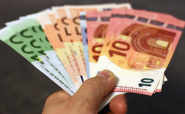 Bild zeigt eine Hand mit Euroscheinen