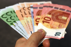 Bild zeigt eine Hand mit Euroscheinen