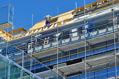 Das Bild zeigt eine Baustelle, auf der gerade der Bau eines Wohnhauses im Gange ist.